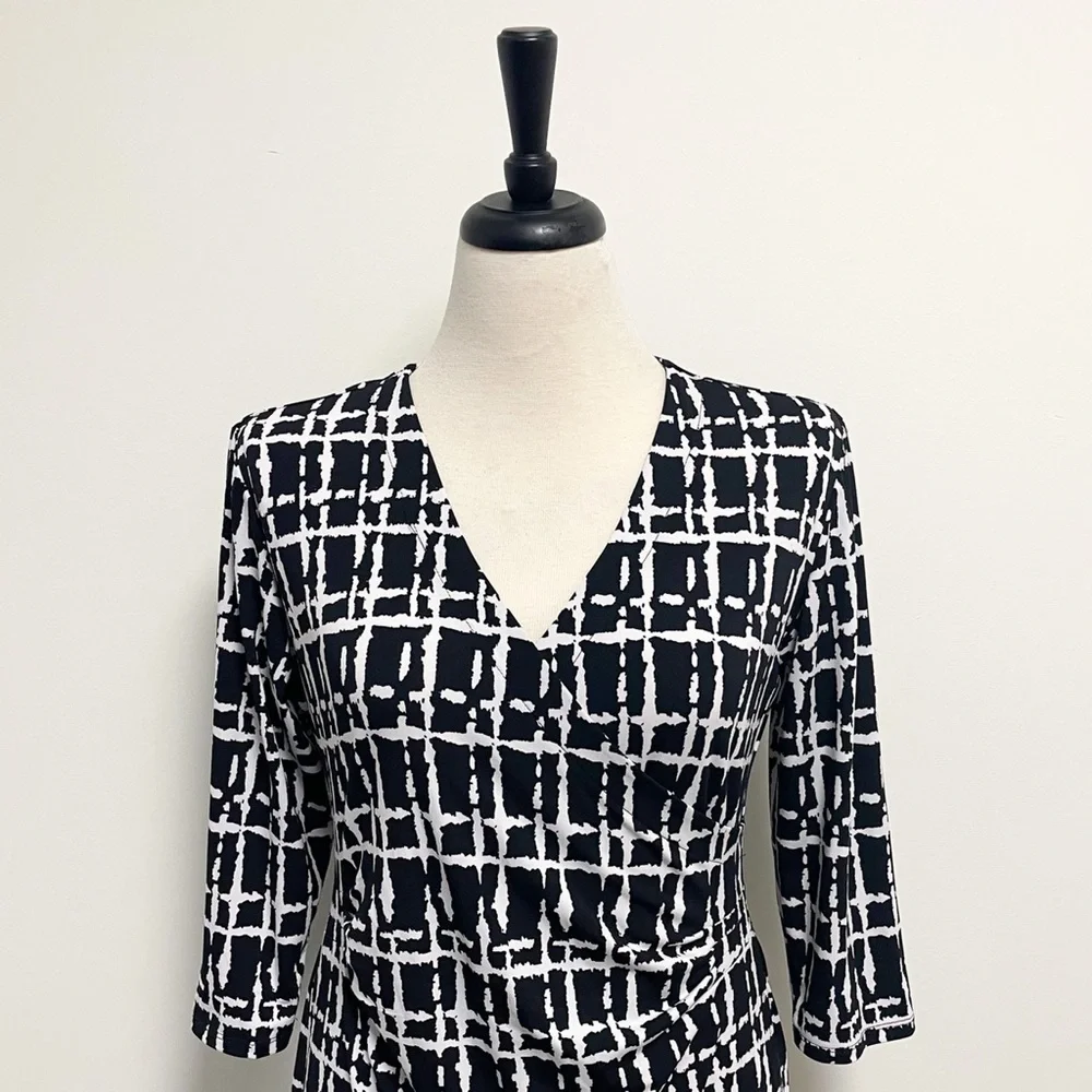 Peck and Peck Black White V Neck 3/4 Sleeve Pullover Dress Medium Waist Ruching